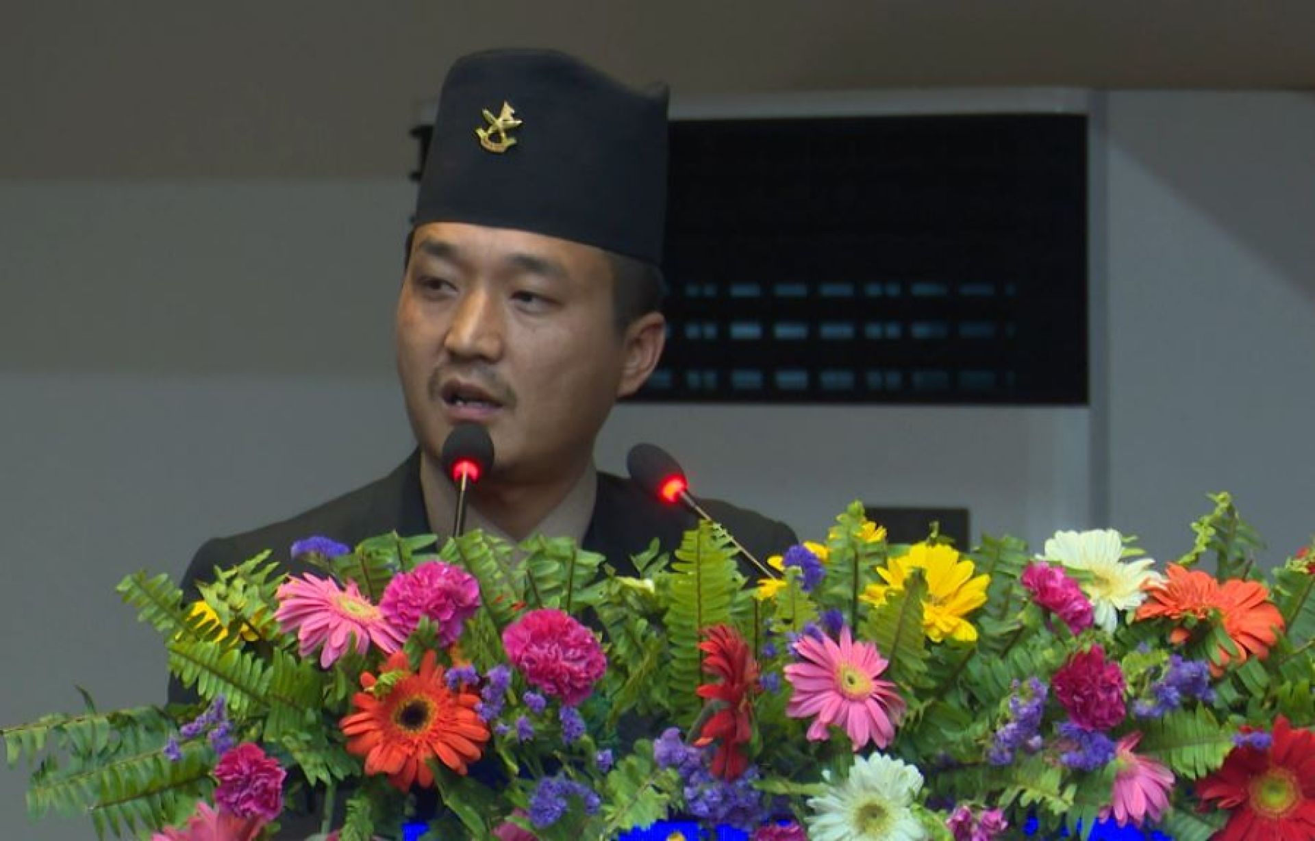 गृहमन्त्री गुरुङको घोषणा: प्रहरी पोसाक अब देशमै बन्ने